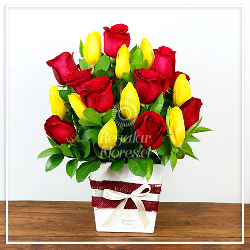Arreglo rosas rojas y tulipanes | Regalar Flores, Envio de flores, desayunos y regalos a domicilio
