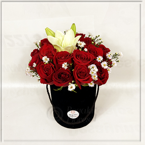 Caja terciopelo 20 rosas y lilium | Regalar Flores, Envio de flores, desayunos y regalos a domicilio