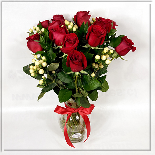 Jarrón 15 rosas e hypericum | Regalar Flores, Envio de flores, desayunos y regalos a domicilio