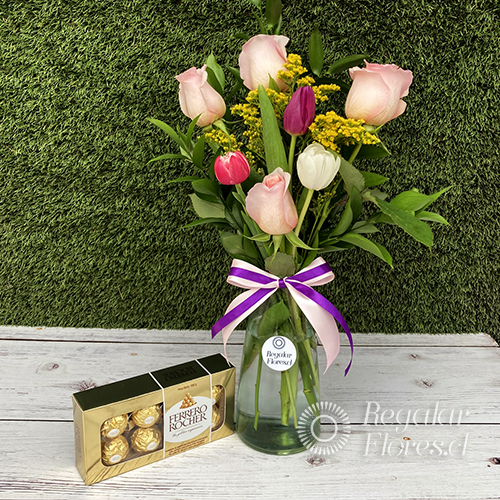 Florero Amelia. 4 rosas y 3 tulipanes + Ferrero | Regalar Flores, Envio de flores, desayunos y regalos a domicilio