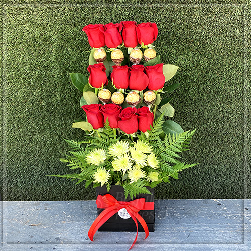 Caja frontal 12 rosas y bombones | Regalar Flores, Envio de flores, desayunos y regalos a domicilio