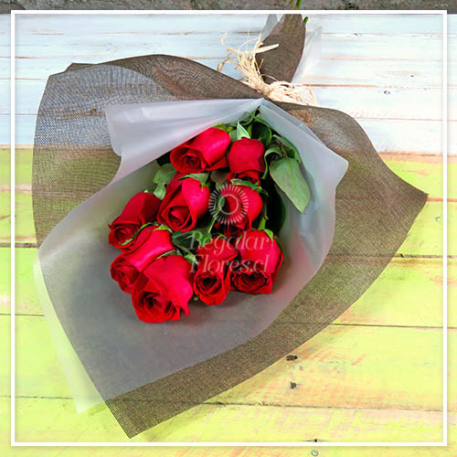 Ramo 10 rosas en yute | Regalar Flores, Envio de flores, desayunos y regalos a domicilio