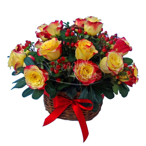 Canastillo Rosas e Hipericum | Regalar Flores, Envio de flores, desayunos y regalos a domicilio