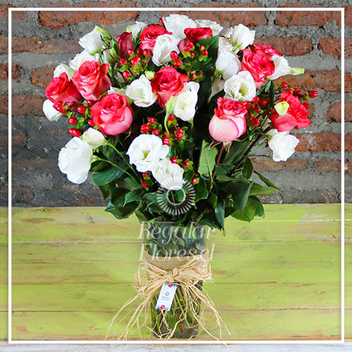 Florero rosas bicolor y lisianthus | Regalar Flores, Envio de flores, desayunos y regalos a domicilio