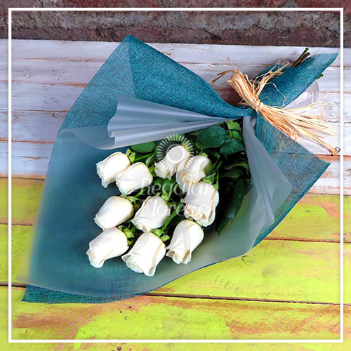 Ramo 10 rosas blancas en Yute | Regalar Flores, Envio de flores, desayunos y regalos a domicilio