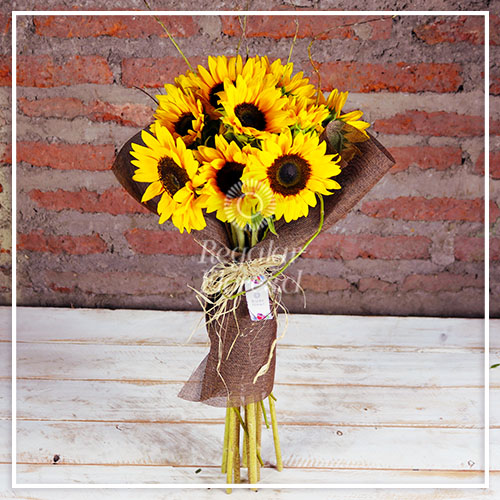 Ramo girasoles en malla | Regalar Flores, Envio de flores, desayunos y regalos a domicilio