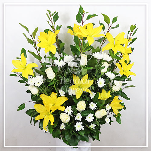 Arreglo frontal lilium amarillos | Regalar Flores, Envio de flores, desayunos y regalos a domicilio