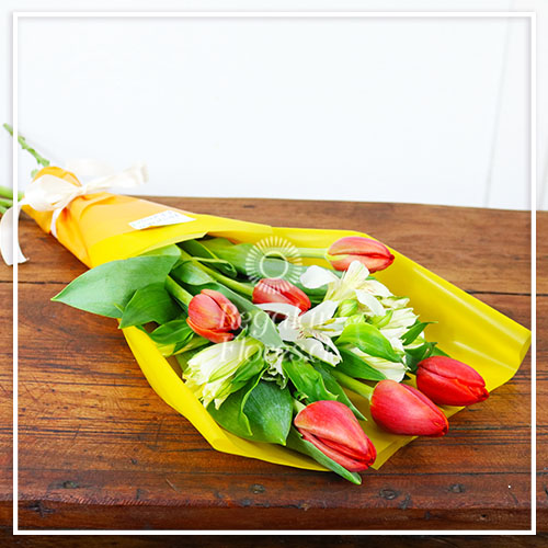 Ramo 6 tulipanes y alstroemerias | Regalar Flores, Envio de flores, desayunos y regalos a domicilio
