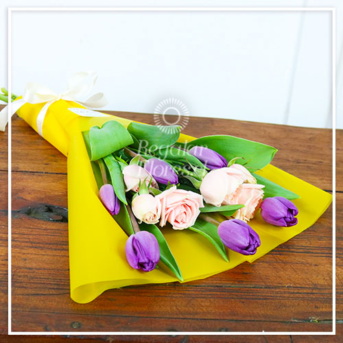 Ramo 6 tulipanes y minirosas | Regalar Flores, Envio de flores, desayunos y regalos a domicilio