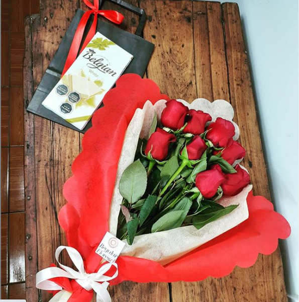 Ramo 8 rosas + chocolate blanco | Regalar Flores, Envio de flores,  desayunos y regalos a