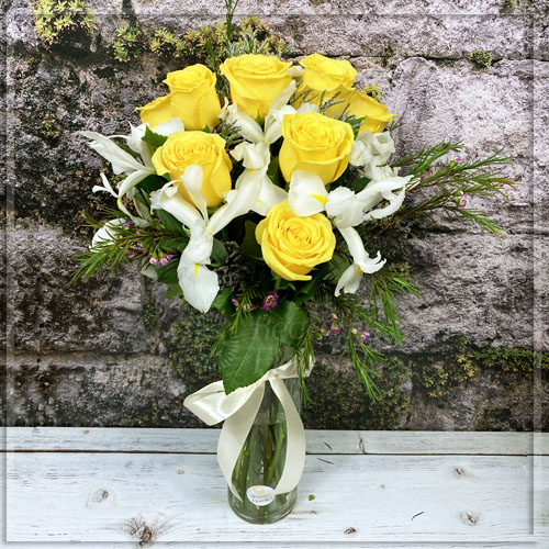 Florero Rosas e Iris | Regalar Flores, Envio de flores, desayunos y regalos a domicilio