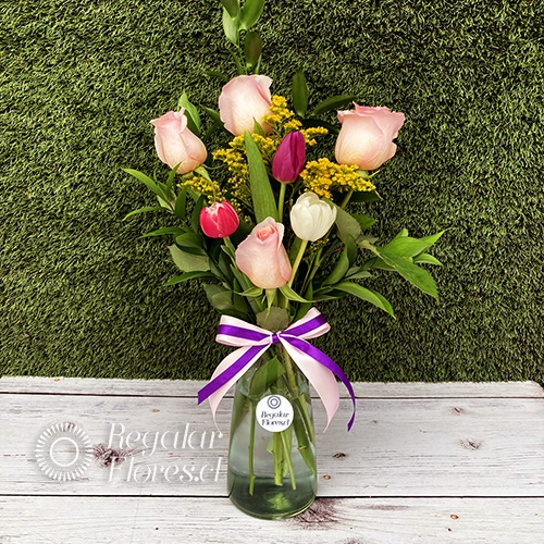 Florero Amelia. 4 rosas y 3 tulipanes | Regalar Flores, Envio de flores, desayunos y regalos a domicilio